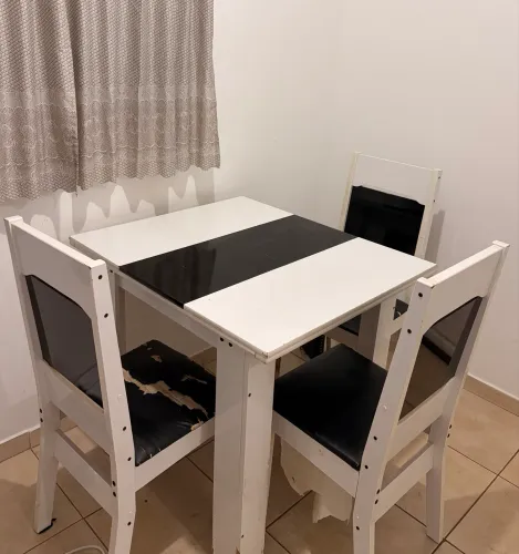 Mesa com 3 cadeiras