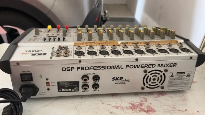 Mesa de som Skp amplificada V2100a profissional