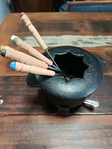 Panela de ferro fundido para fondue com fogareiro e garfos ? 950 ml