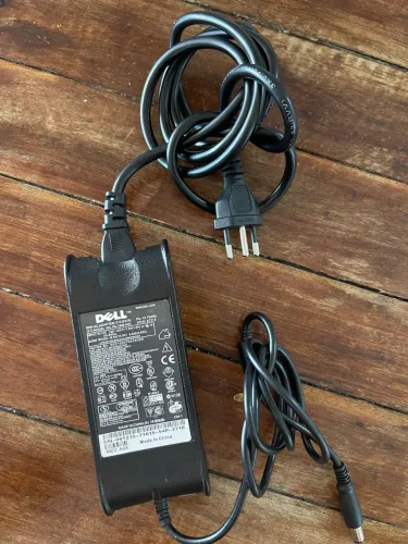 Fonte de Notebook DELL de 90W com saída de 19.5V e 4.62A.