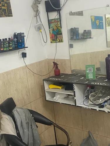 bancada , espelho e cadeira de barbearia 