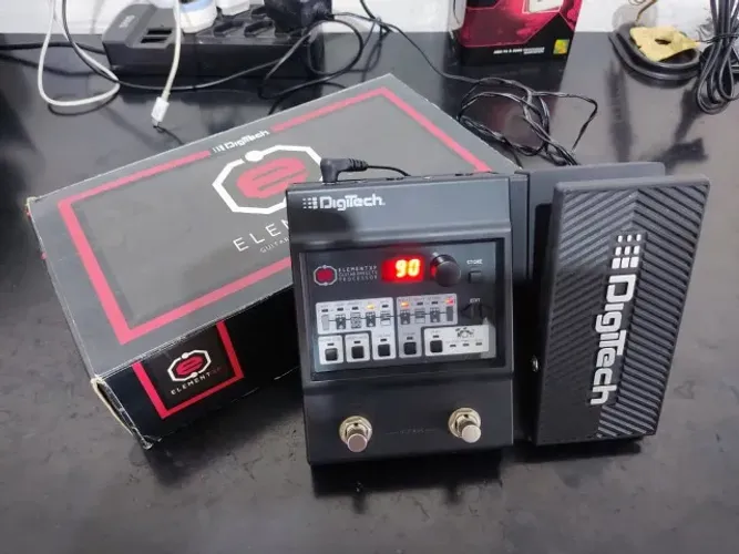 Pedaleira Digitech Element XP na caixa com manual