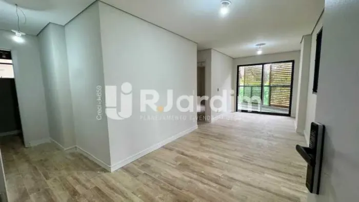 2 suítes, lavabo, 86m², vaga, lazer no rooftop, rua bucólica no Humaitá