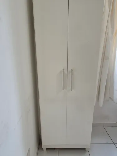 Guarda-roupa com 2 portas e 8 prateleiras. Cor branca