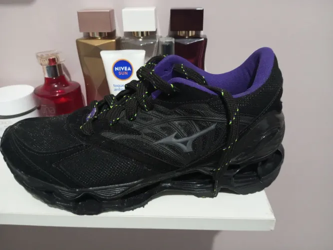 Tênis Mizuno flor de lutos roxo 