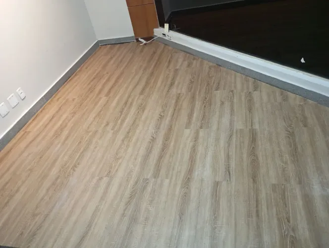 Instalação de piso vinílico e piso emborrachado e pintura