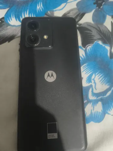 Celular está com o vidro pouco trincado mas não afeta o uso excelente celular 