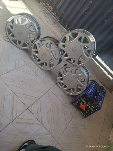 Vendo 4 rodas liga leve aro15 e uma máquina de solda 1000