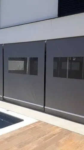 Toldo cinza com visor transparente.