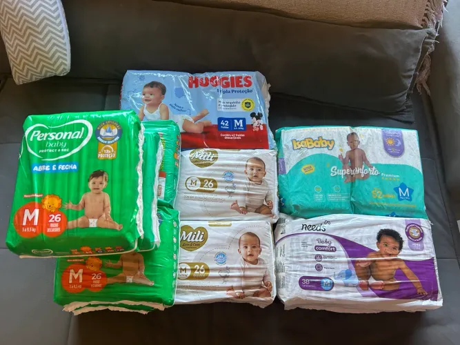 Pacotes de fraldas diversas tamanho M e G (16 pacotes - 428 fraldas)