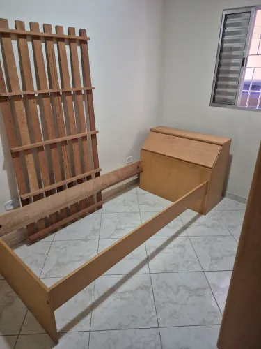 Cama de solteiro com baú