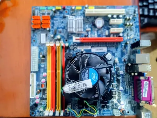 kit 1156 i3 530 2,9 Ghz 1ª geração Megaware H55h-cm 2 GB de RAM