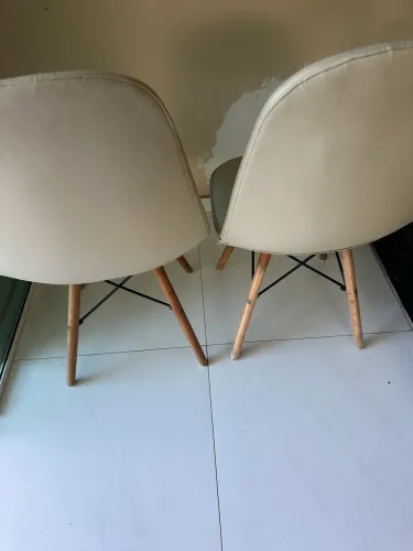 Conjunto 2 cadeiras forradas e pés de madeira