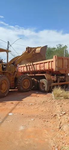 Limpeza de Lote com Máquinas Pá Carregadeira e Caminhão Truck