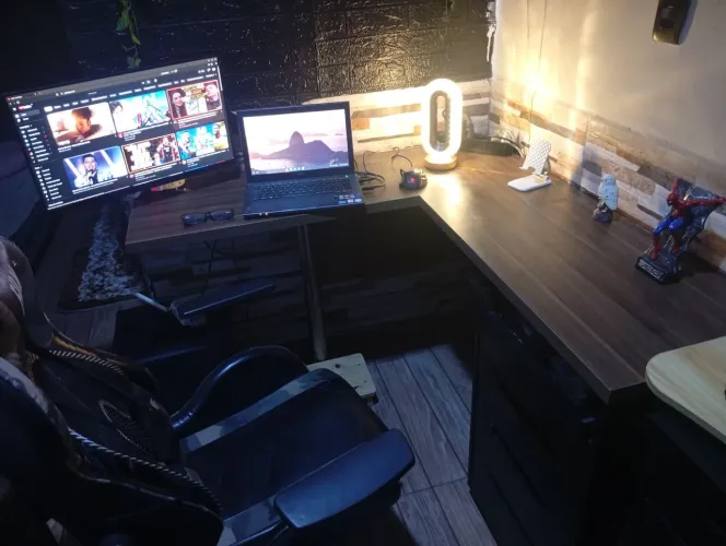 Mesa escritório com dois gaveteiros planejados