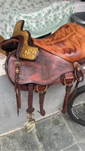 Sela chapeada amarela