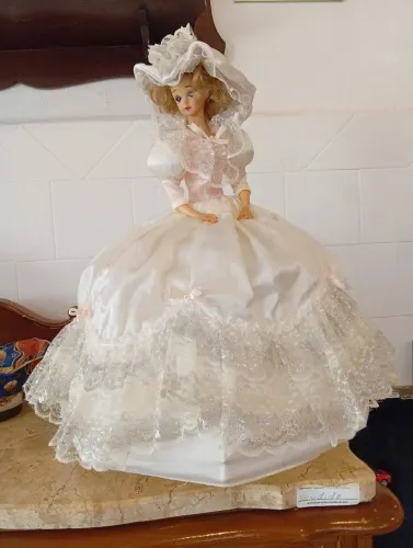 Linda boneca de época com caixa música e giratoria