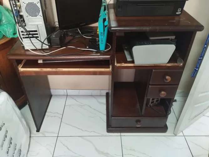 Escrivania para computador em madeira