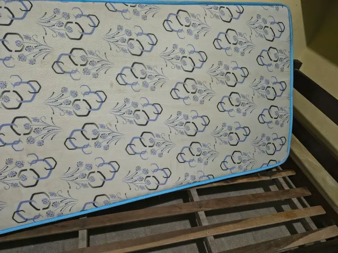 Cama de solteiro de madeira maciça com colchão de brinde