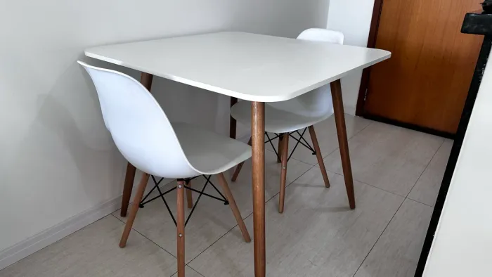 Mesa Quadrada Eames 80cm Com 2 Cadeiras Eames Eiffel Bistro