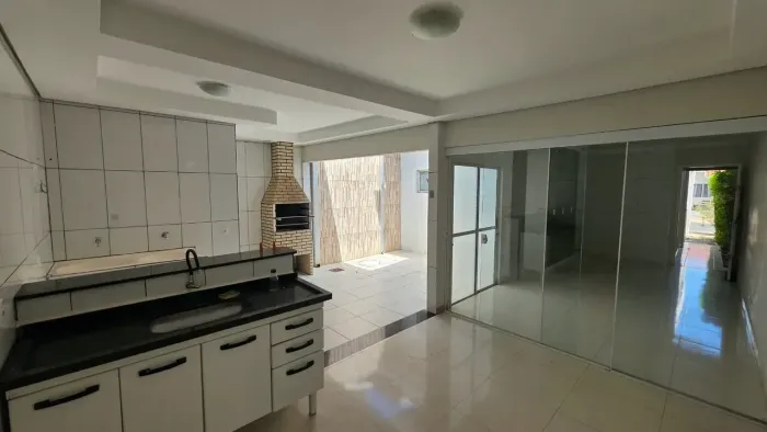 Alugo Casa 2Q Ampliada C/ Garagem Coberta Condomínio Esmeralda em Várzea Grande