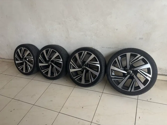Jogo de rodas com pneus aro 17 4x100 Original Vw