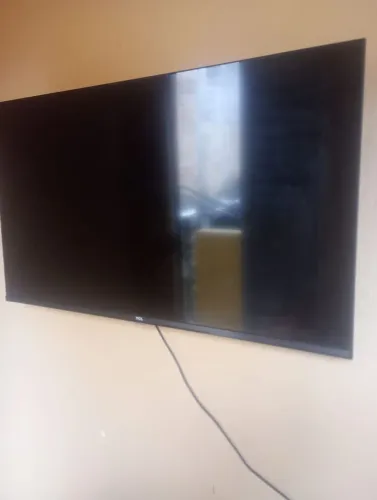 Tv 32 Polegadas , Semi nova. Acompanha os pés , controle e suporte.