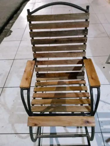 Cadeira de balanço amadeirada