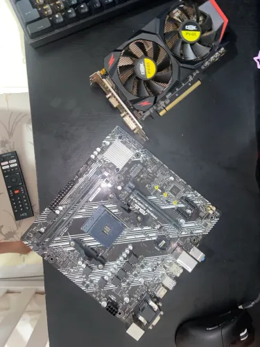 Placa mãe e placa de vídeo danificado pra retiradas de peças