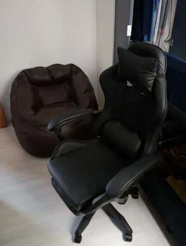 Cadeira gamer e puff pera