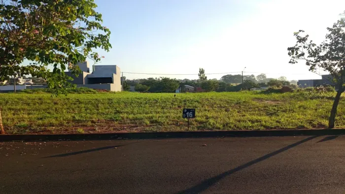 Lote/Terreno para venda possui 225 metros quadrados em Condomínio Damha Fit I - Ipiguá - S