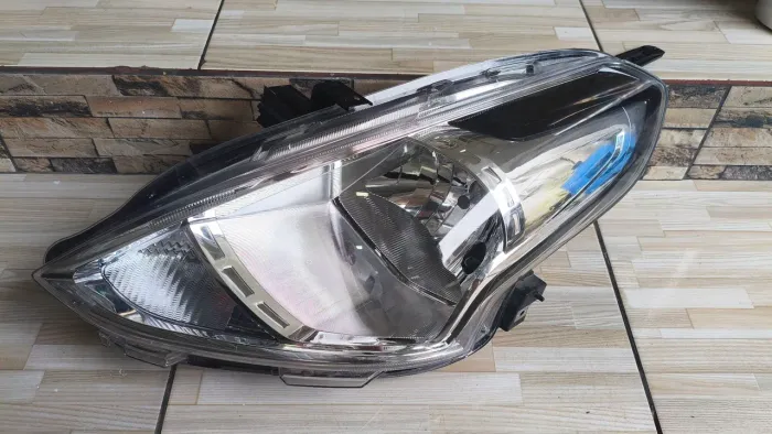 Farol Nissan Versa