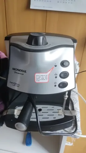 Cafeteira com pressurizador de Leite