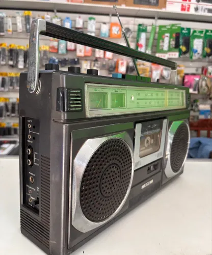rádio gravador  Aiko ATPR-420, um clássico aparelho de som portátil vintage década de 1980