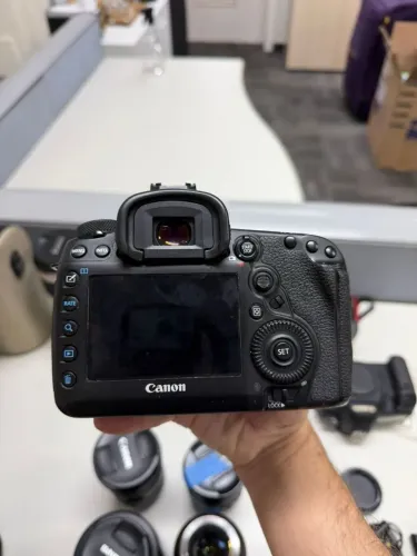 Canon EOS 5D Mark IV + Lente EF 24-70mm f/2.8L II USM - Kit Profissional
