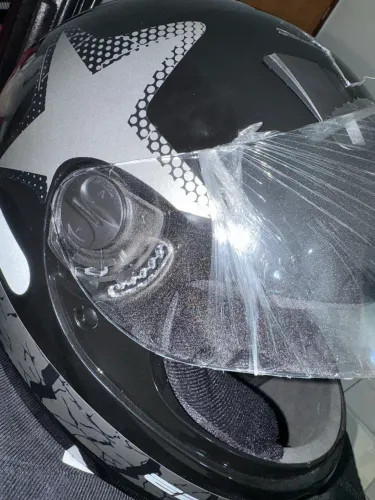 Capacete zero no Plástico
