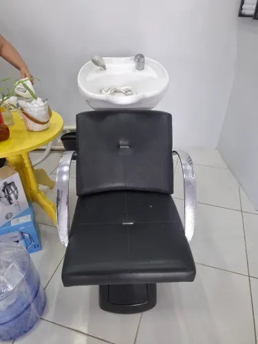 Cadeiras e lavatórios para Salão