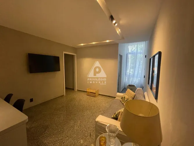 Apartamento 2 quartos, todo reformado e porteira fechada.