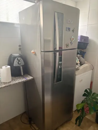 Geladeira duplex inox de 371 litros com painel externo e freezer na parte superior.