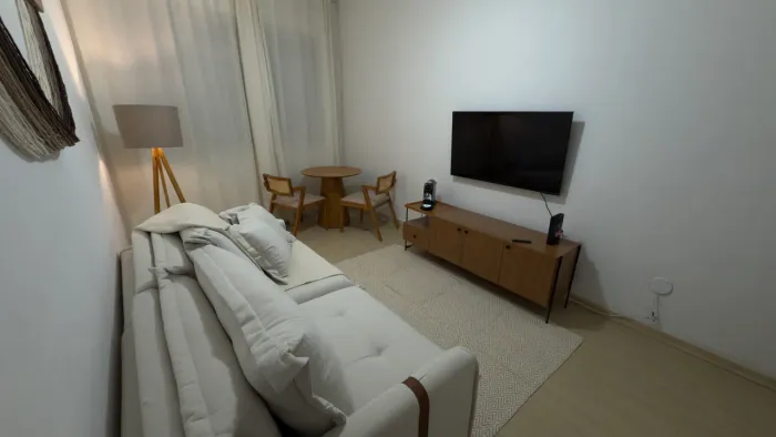 Vendo conjunto de mesa e 2 cadeiras de madeira