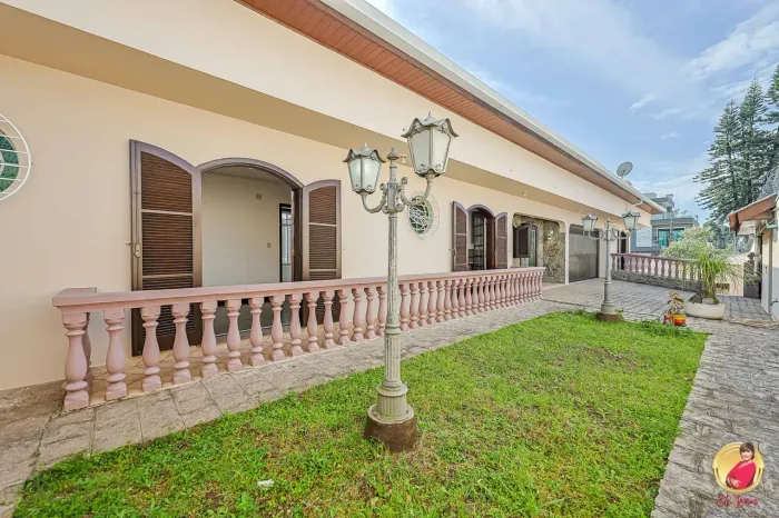 Casa para venda possui 204 metros quadrados com 5 quartos em Jardim das Américas - Curitib