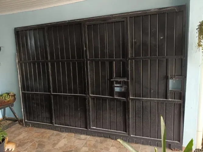 VENDE-SE PORTÃO EXTERNO 2x3 metros