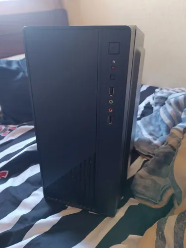 Gabinete de computador pequena 