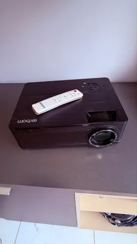 PROJETOR EXBOM PJ-V220 - CINEMA EM CASA ?