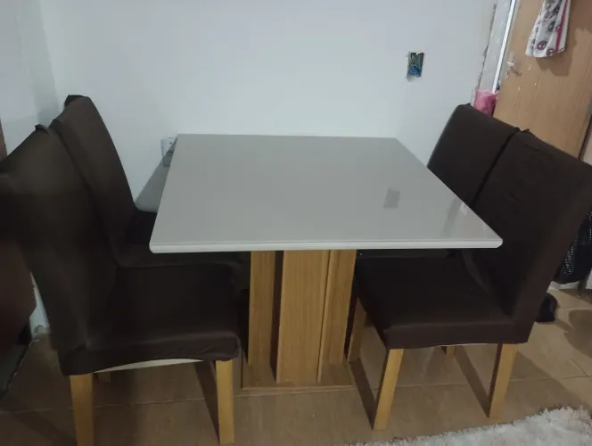 OPORTUNIDADE:Mesa de jantar vidro semi-nova 4 cadeiras poucas marcar de uso 