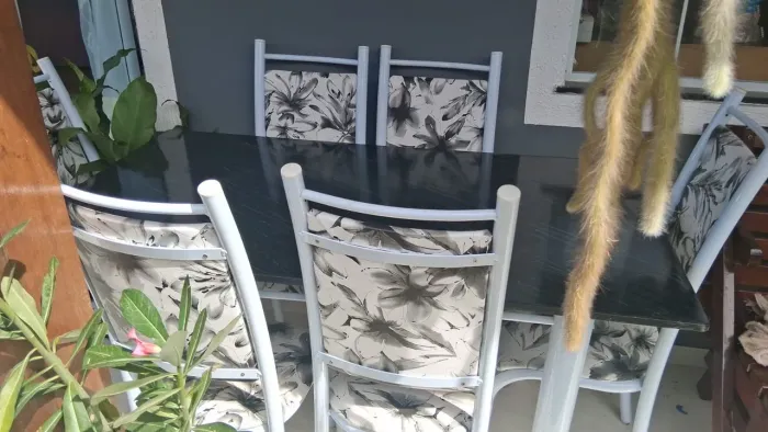 Vendo mesa de jantar de granito de lugares