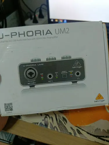 Interface De Áudio Behringer UM2 U-Phoria USB
