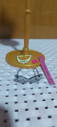 Óculos, colar, pulseira e bilhetes de cinema da boneca barbie 