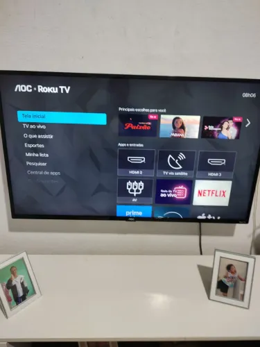 A TV se encontra nova, com apenas quatro meses de uso