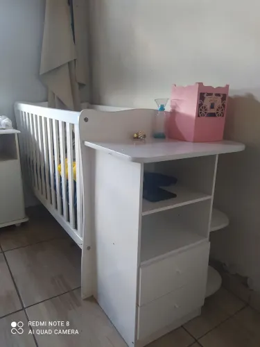 Berço com cômoda conjugada com colchão